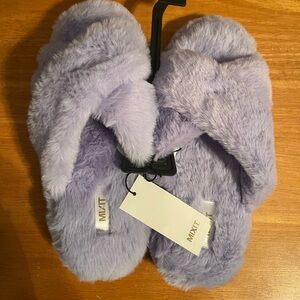 New With Tags, Women’s Size Small (5-6) MIXIT Slippers